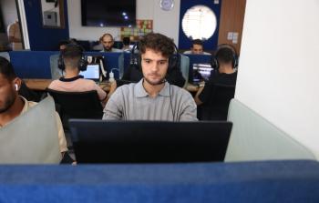 من تحت الركام إلى مدير مشروع رقمي.. أحمد الطويل ينهض بحلمه من الصفر