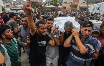 جانب من تشييع أحد الشهداء في غزة 