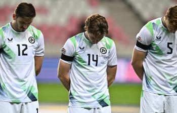 لاعبو المنتخب الأيرلندي يخفضون رؤوسهم أثناء عزف النشيد الإسرائيلي ويرتدون شارات سوداء على أذرعهم حدادا على الأرواح التي فقدت في غزة