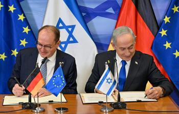 نتنياهو ووزير الداخلية الألماني ألكسندر دوبريندت خلال التوقيع على اتفاقية أمنية في كانون الثاني/ يناير 2026 (أرشيف)