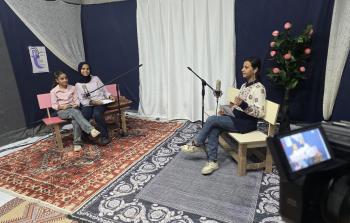 من بين الخيام.. أطفال غزة يصنعون منصتهم الإعلامية في 