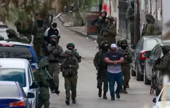الاحتلال ينفذ حملة مداهمات واعتقالات في الضفة والقدس
