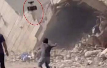لحظة نزول القنبلة الإسرائيلية صوب الطفل الزناتي.