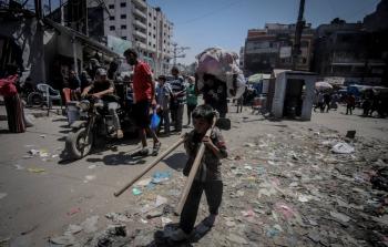 الاحتلال يستهدف خيام النازحين وينفذ عمليات نسف في غزة 