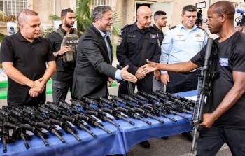 تسليح بن غفير للمستوطنين تمادياً في إرهاب الدولة ودعوة علنية لتهجير الفلسطينيين وقتلهم