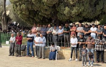 عشرات الآلاف يؤدون صلاة الجمعة في المسجد الأقصى.