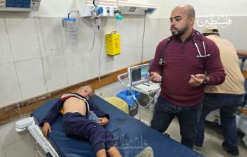 وصول شهيد وأربعة جرحى، بينهم أم وطفلاها، إلى مجمع ناصر الطبي، جراء غارة إسرائيلية استهدفت منطقة المواصي غربي خان يونس، جنوبي قطاع غزة. (تصوير تامر قشطة)