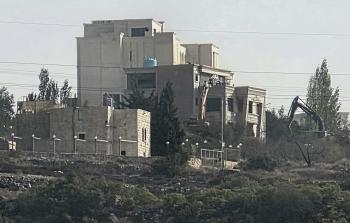 الاحتلال يهدم عمارة سكنية في الخليل.