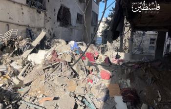 | آثار قصف طائرات الاحتلال الإسرائيلي شقة سكنية غرب مدينة غزة فجر اليوم، مما أدى لاستشهاد 5 مواطنين (تصوير محمود أبو حصيرة)