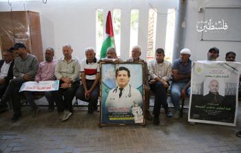جانب من الاعتصام الأسبوعي تضامنًا مع الأسرى في سجون الاحتلال (تصوير محمود أبو حصيرة)