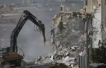 جرفات الاحتلال تهدم منازل فلسطينية في الخليل أمس الجمعة