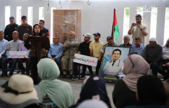 جانب من الوقفة الأسبوعية التضامنية مع الأسيرات الفلسطينيات في سجون الاحتلال، إسنادًا لصمودهن (تصوير محمود أبو حصيرة)