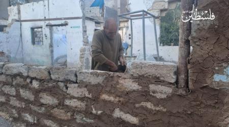 المواطن الفلسطيني مهدي السعافين (55 عامًا) يحاول إعادة ترميم منزل أسرته المدمر في غزة