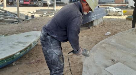 ورشة لإصلاح قوارب الصيادين التي دمرها الاحتلال خلال الإبادة الجماعية على غزة