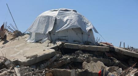 عائلة من غزة تضع خيمتها فوق أنقاض منزلها الذي دمره الاحتلال خلال الإبادة الجماعية