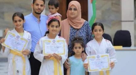 الشاعرة منى شمالي وزوجها الحكيم فهيم حسنين وبناتهما الخمس