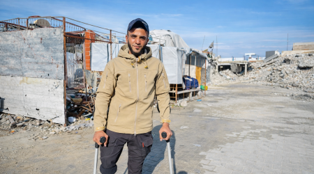 محمود النَّجَّار فقد ساقه وأهله في الحرب