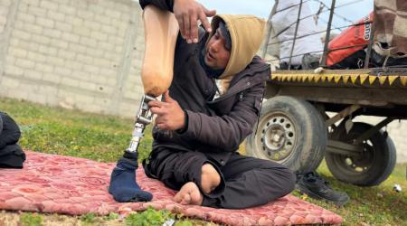 بقدم واحدة... "أبو شلُّوف" يصنع الجمال ليعيل أسرته النَّازحة