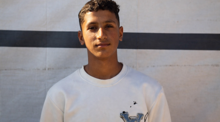 خالد ينتظر علاجًا ينقذه من العزلة والمرض