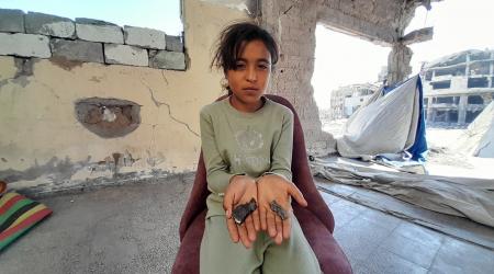 شظيتان قد اخترقتا سقف الخيمة وأصابتا طفلتهما ريتال (10 أعوام) في قدمها،