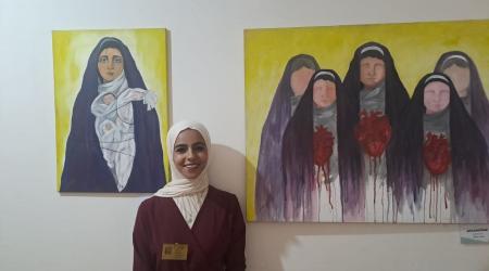 فنانة فلسطينية في غزة توثق تفاصيل الحرب على القطاع من خلال معرض فني