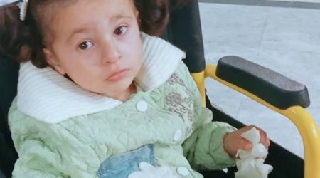 أمّ عاجزة أمام جراح صغيرتيها… الحرب تسلب طفولتهما وتثقل قلبها