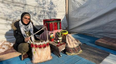 تغريد عبدالله تصنع من مخلفات الحرب وسيلة للبقاء