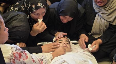 من وداع الطفل أمير عماد البشيتي (13 عامًا) في مستشفى ناصر بخانيونس (تصوير- رمضان الآغا)
