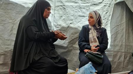 مراسلة "فلسطين" صفاء عاشور (يمين) تجلس إلى جوار السيدة عايدة العجلة (يسار)