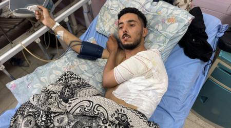 الصياد يوسف فايز النجار يرقد على سرير المرض
