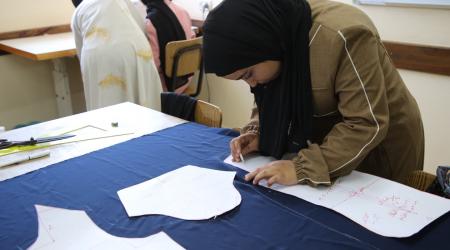 نساء غزة يحوّلن الخياطة إلى طريق للنجاة والعمل