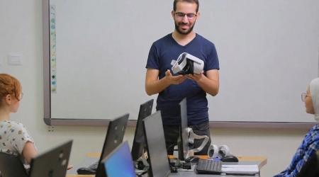 مركز الواقع الافتراضي يصنع جيلاً منتجا للتكنولوجيا بغزة