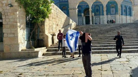 مستوطن يرفع العلم الإسرائيلي في باحات المسجد الأقصى المبارك