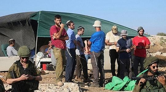 مستوطنون يستولون على أراض فلسطينية تحت حماية قوات جيش الاحتلال