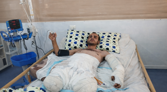 مبتور الساقين عمر أبو علي أثناء رحلته العلاجية في المستشفى البلجيكي ببلدة الزوايدة وسط القطاع