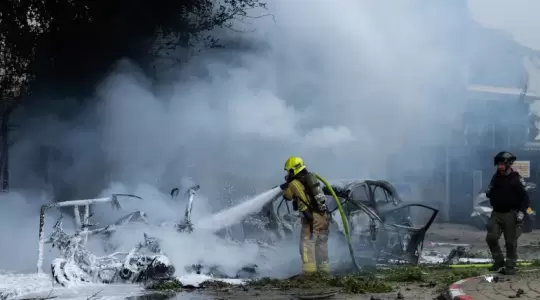 محاولة إخماد حريق اندلع في موقع سقوط شظايا صاروخ إيراني في "تل أبيب"