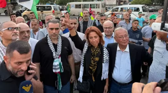 خبيرة القانون الدولي، لينا طبال، مع مجموعة من المتظاهرين