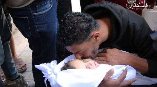 وداع طفل ارتقى شهيدا في قصف الاحتلال على غزة