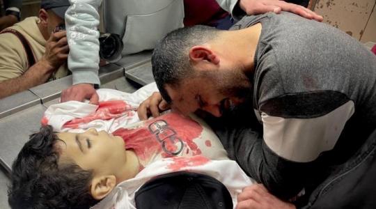 من وداع الطفل يحيى مخلص الملاحي الذي استشهد باستهداف الاحتلال مركبة للشرطة اليوم