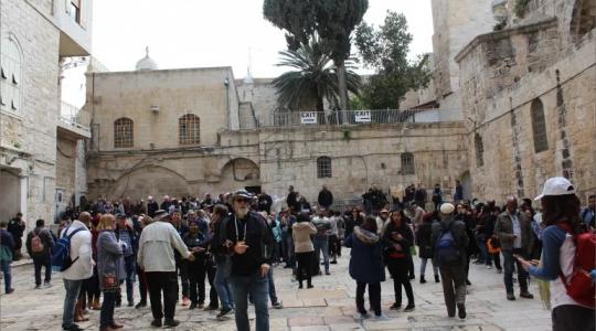 الاحتلال أجبر المشاركين في سبت النور على إزالة الأعلام الفلسطينية المثبتة على قمصانه