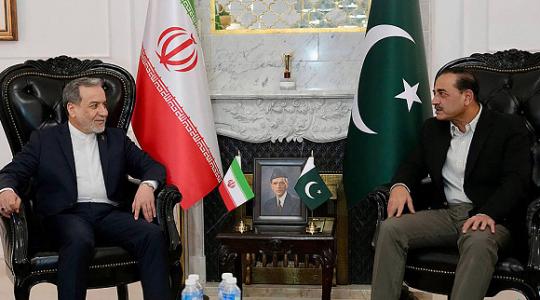 وزير الخارجية عباس عراقجي مع قائد الجيش الباكستاني عاصم منير