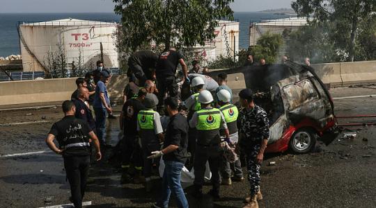 سيارة مستهدفة بقصف من مسيّرة على طريق سريع قرب بلدة الجية جنوب بيروت
