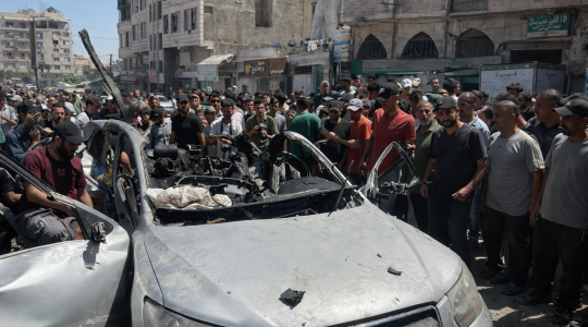 صورة حية للسيارة المستهدفة من قبل الاحتلال وسط مدينة غزة