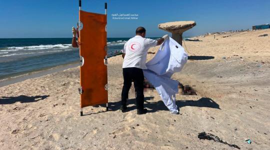 لحظة انتشال جثمان أحد الشهداء