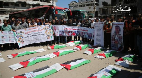 غزة تشيّع جثامين 50 شهيدًا بعد انتشالهم من تحت الأنقاض (تصوير محمود أبو حصيرة)
