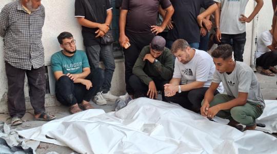 شهداء المجزرة الإسرائيلية في ميناء غزة أمس (تصوير/ محمود أبو حصيرة)