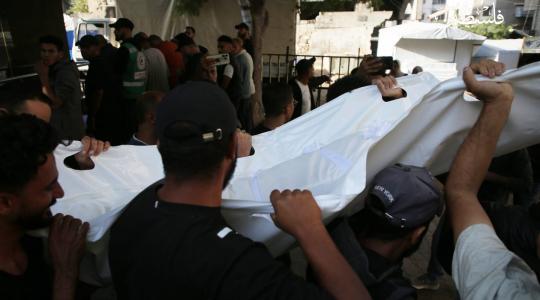 شهيدان أحدهما طفلة متأثرَين بإصابتيهما برصاص وقصف الاحتلال (تصوير محمود أبو حصيرة)