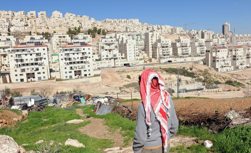 كاتس يعترف بموافقة حكومته على 104 مستوطنات بالضفة