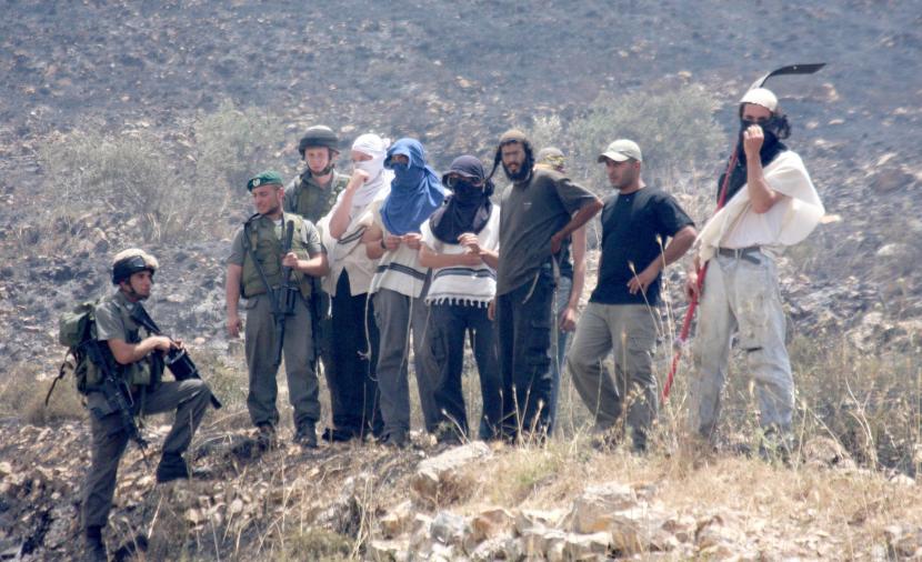 مستعمرون يطلقون النار على طفل في المغير