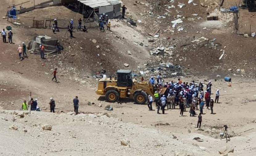 مستوطنون يقطعون خط مياه رئيسياً قرب الخان الأحمر